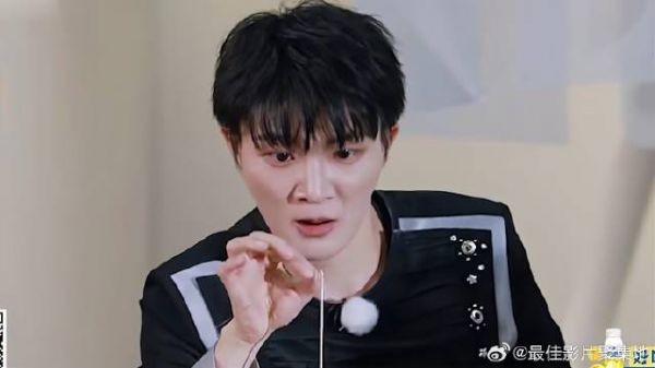 周深穿针能力好强 晃成这样竟能一秒穿进，能力好强！