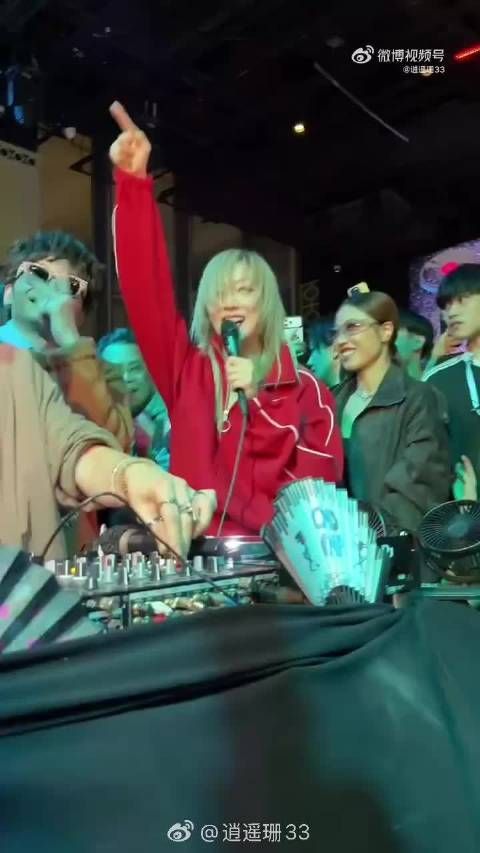 郑秀文高强度工作后活力四射表演,粉丝叹体力惊人