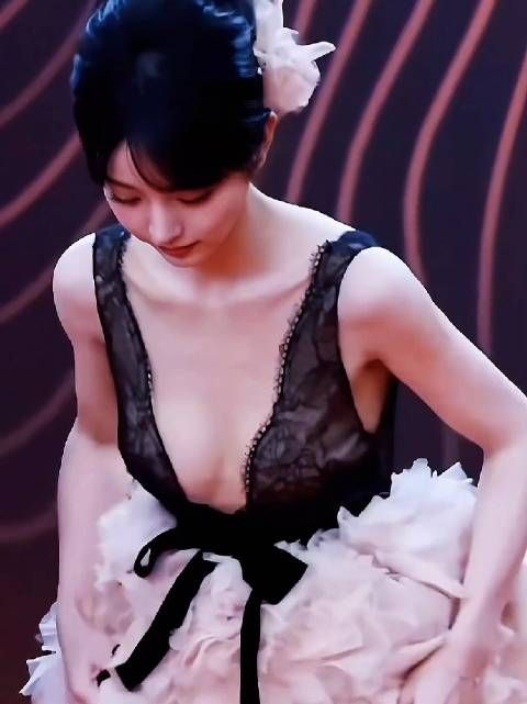 田曦薇蕾丝深V黑裙亮相,甜美性感兼具