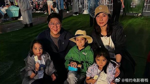 霍启刚郭晶晶最新全家福，俩女儿漂亮极了，一家五口雨中嬉戏好快乐