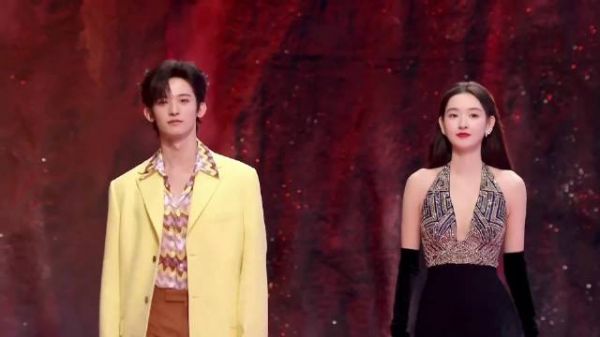 白百何把扑克牌穿身上了?梅花造型勒出小赘肉,太抢眼丨星光大赏