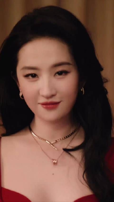  红裳曳露凝光转，一笑惊落鬓边星