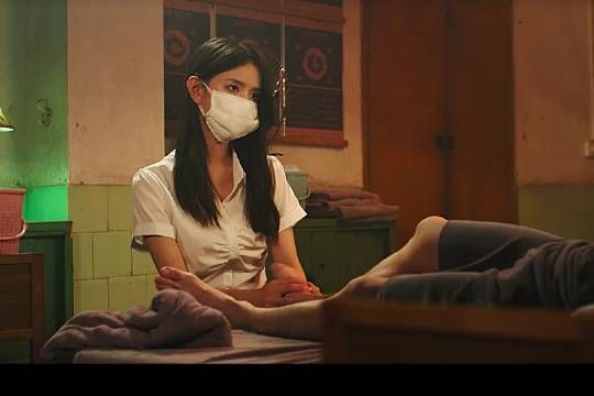 富豪假扮穷人返乡遭嫌弃,身份曝光后邻居懊悔