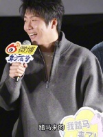 王天放回应痞帅男神称号，笑称踏马来的