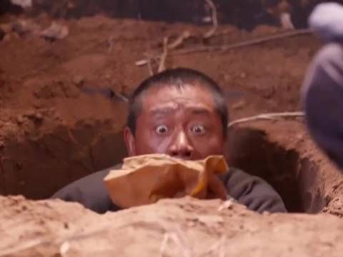 男人竟然在自家地窖挖出一块金子