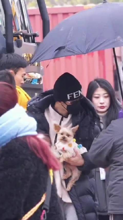 呆球二月️1日行程 →陪芭比上下班✌︎' ֊' cr水印