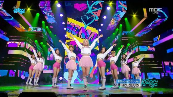 八年前的今天(180203)，MOMOLAND 带来的现场舞台