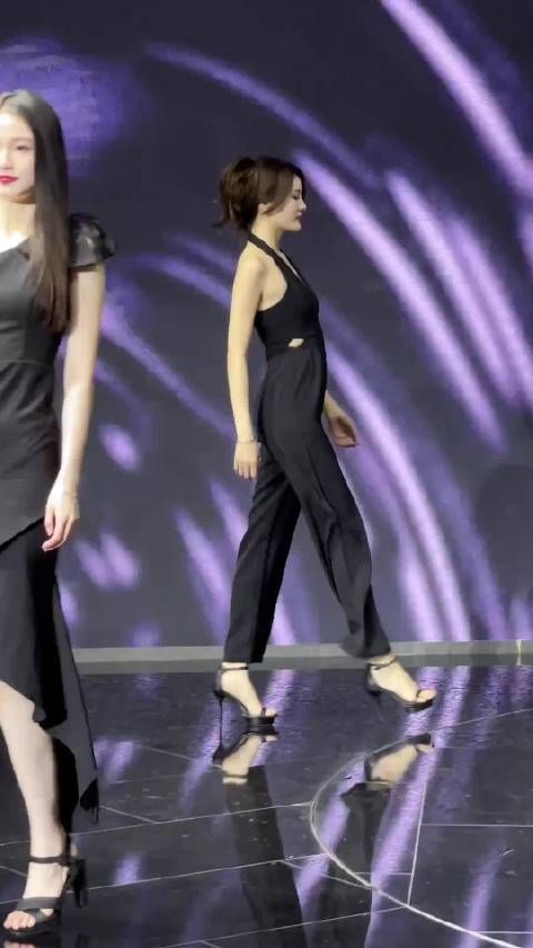 这裤子怎么上厕所