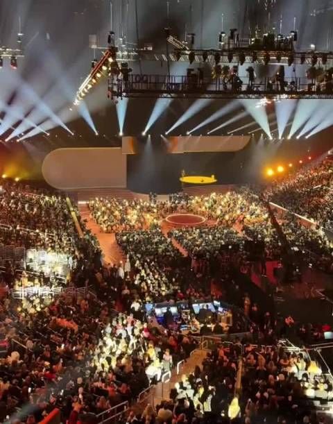 格莱美直播比伯穿内裤表演，太随性了！ 一开口就赢了，嗓子真的好顶啊！