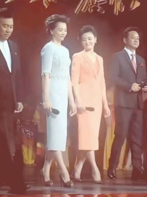 董卿周涛央视双子星没错了，真正的强者步伐都是一致的！