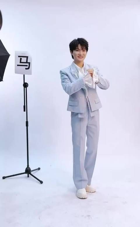 周深无实物摸马给自己整笑了