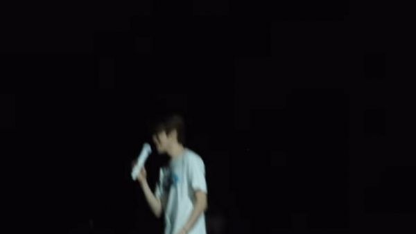 郑成灿热唱Riizing Loud behind舞台