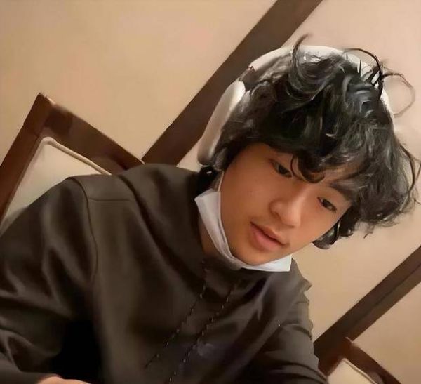 张柏芝大儿子私下穿搭帅气。