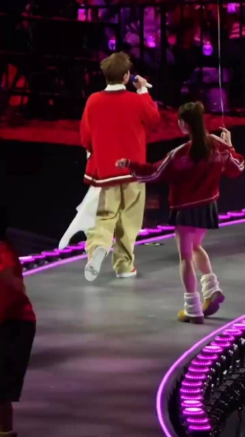 张杰成都演唱会暖心拉伴舞避危险