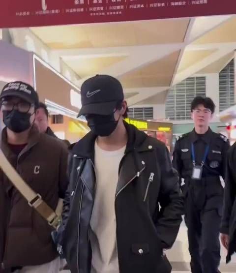 北京机场路透刷屏!多位艺人陆续抵达,状态在线颜值抗打,这波星光盛宴太惊喜