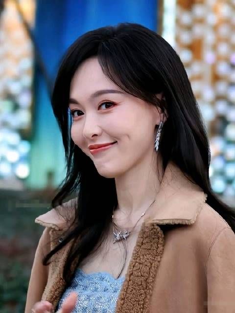 唐嫣42岁仍似少女，家庭宠爱成就纯真气质