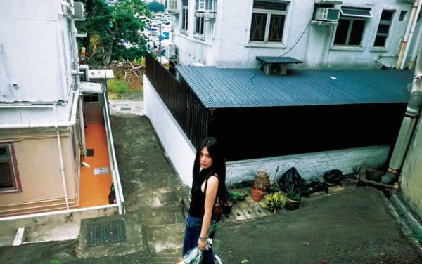 马思纯穿着黑色背心搭配蓝色牛仔裤，造型简约干练。