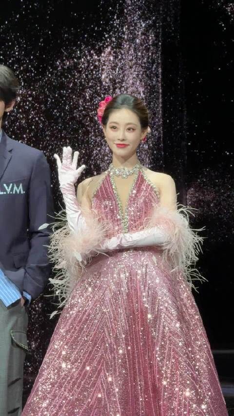 来到啦！星光熠熠 @赖伟明很酷 把名字刻在衣服上