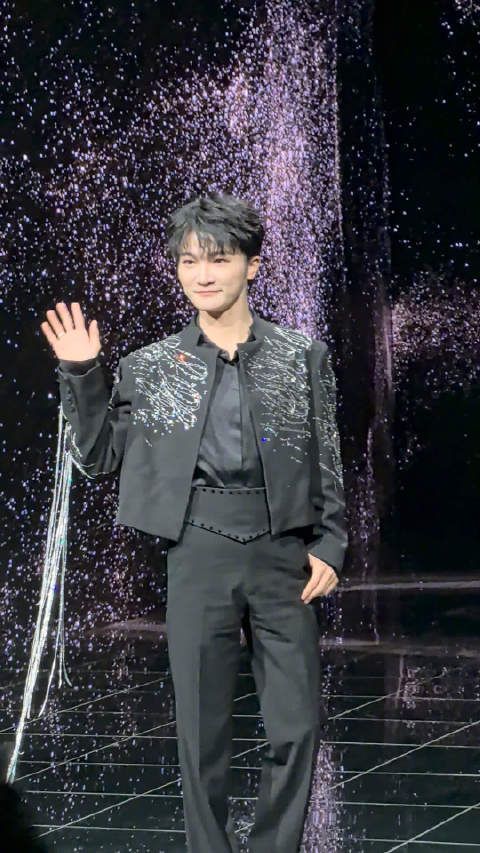 微博之夜红毯上的周深，一边走一边忙忙碌碌地挥着手，左右兼顾，礼貌满分