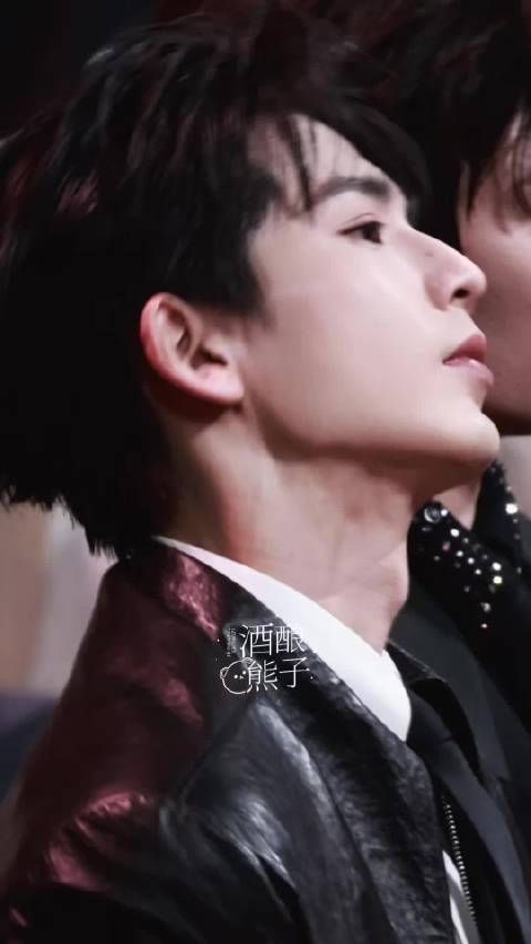 老天爷啊张凌赫手臂上的青筋和脖子上的青筋，一直在转戒指我被苏晕了