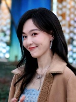 唐嫣42岁仍似少女，家庭宠爱成就纯真气质