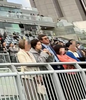 张怡宁夫妇罕见同框！现身香港赛马场，气场自带结界