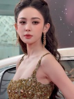 娜扎鎏金长裙亮相微博之夜，美如维纳斯下凡