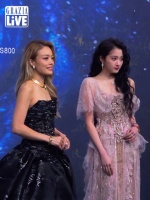 容祖儿黑闪蓬裙关晓彤粉纱仙裙亮相微博之夜红毯