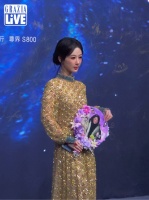 杨紫金色刺绣礼服亮相微博之夜红毯