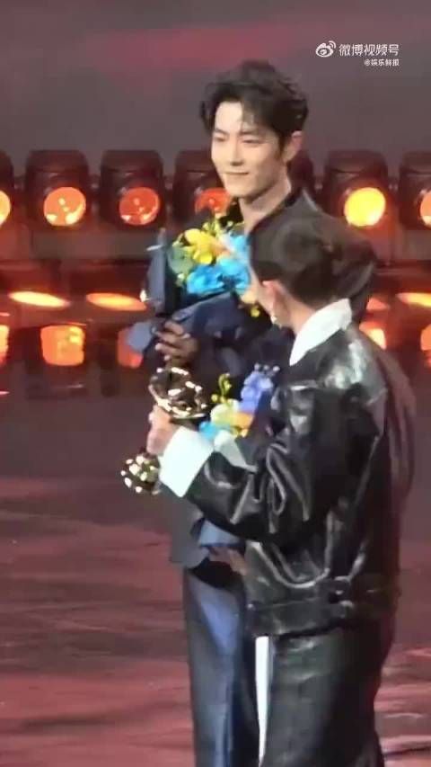 肖战谢娜互赞演技送祝福，川渝情谊引热议