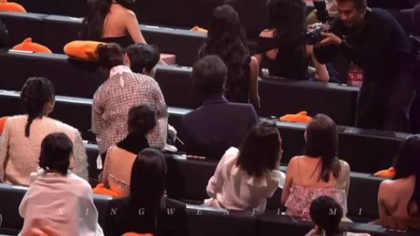 孟子义手机当镜子被拍，粉丝笑称快贴防窥屏