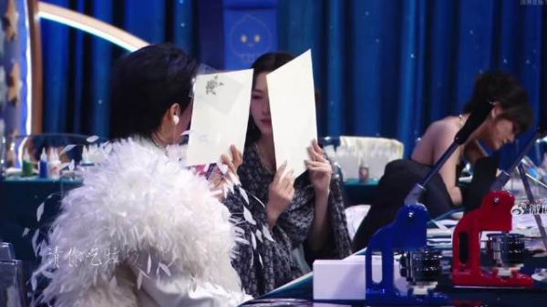 周也曾舜晞红毯聊天引热议