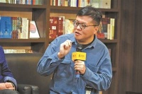 “你以为畅销历史小说作家那么好当吗”