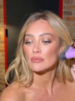 希拉里达芙演唱会造型幕后揭秘，欧莱雅高光液打造光泽肌