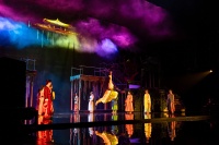 《江南·十二场欢聚》首演：关于戏剧如何活下去的一次正面回答