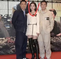 和巨星一起她居然能站在c位，她是谁呀？旁边可是刘德华和梁朝伟