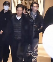 萧敬腾夫妇被偶遇，52岁林有慧一身黑衣走前面，素颜气场十足