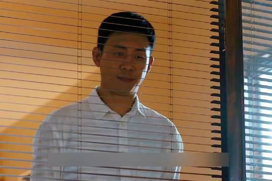 刑警队长无意间发现，12年前师傅死亡的秘密