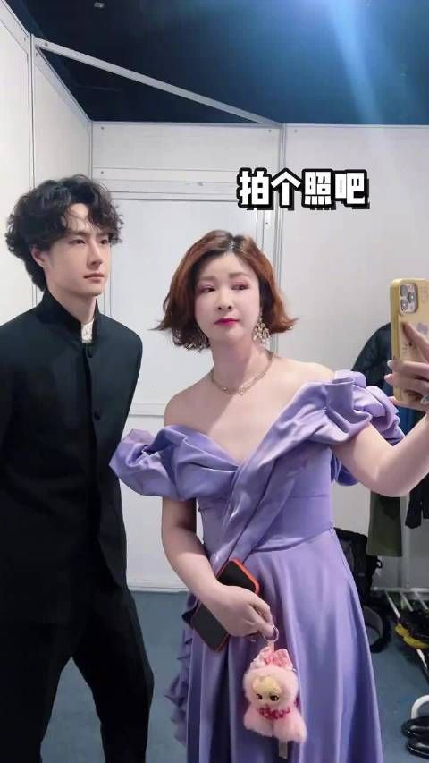 杜华晒了和王一博的合影过程，王一博撤回一个掌镜哈哈哈
