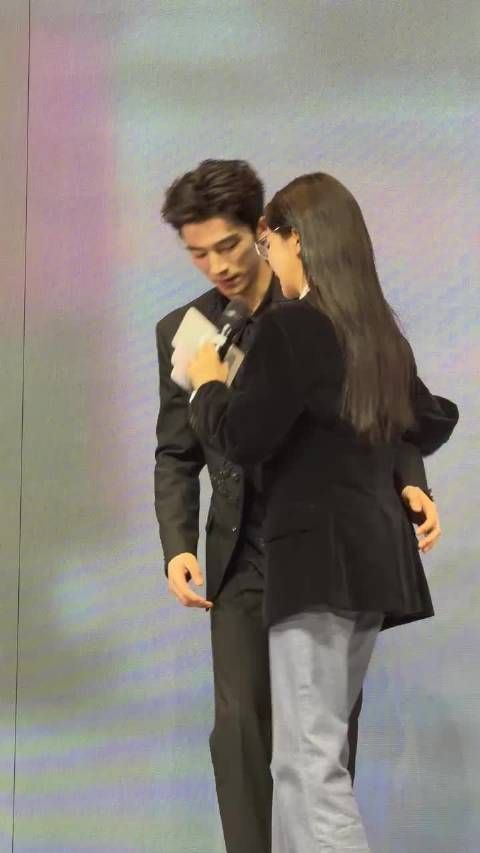 王星越白鹿还原公主抱名场面