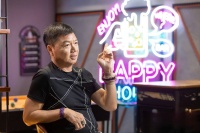 前TVB男星丧妻一年因一事引网友质疑，独自逛街神情落寞生活节俭