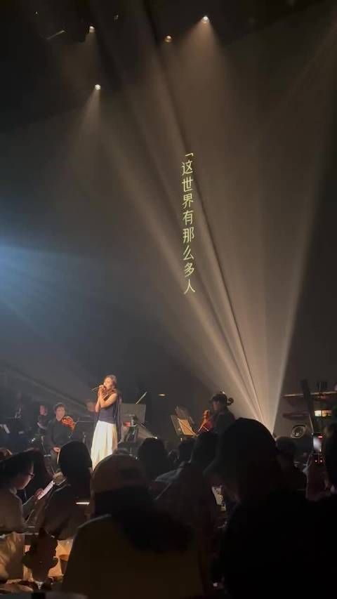 春天生命力独享风流，田野铺满不屈不挠欲望