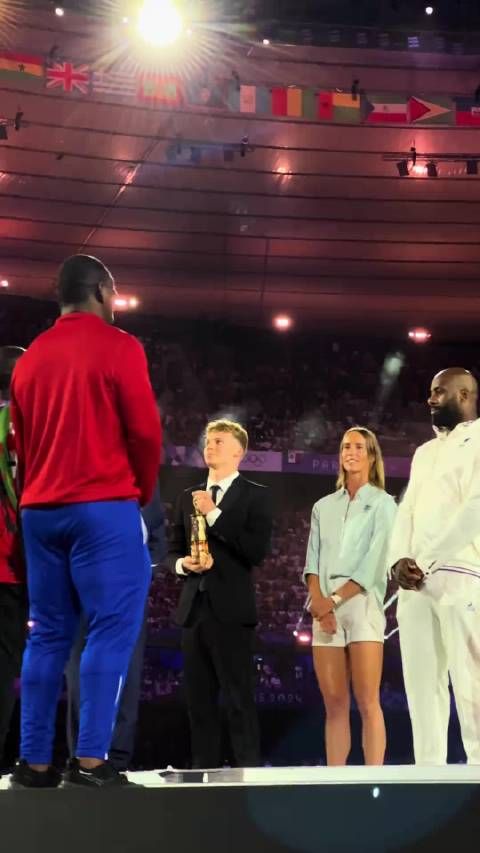 眼里有星河闪烁多伟大的一天多伟大的时刻