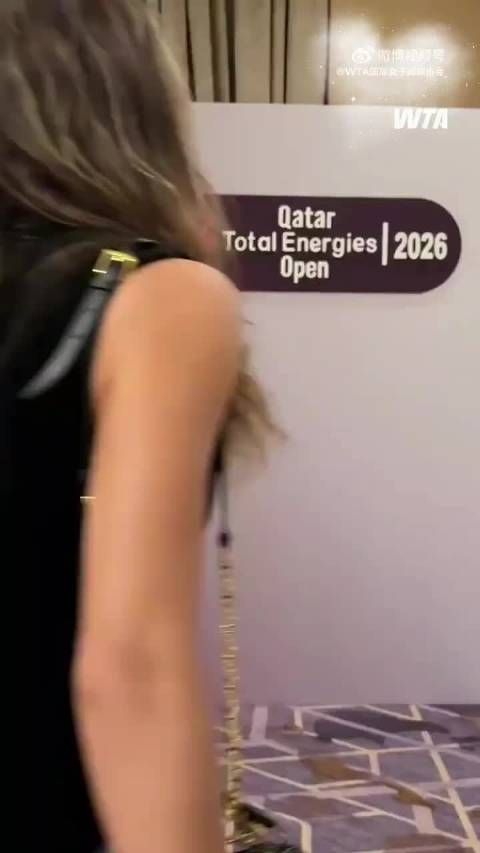 郑钦文黑裙亮相晚宴，复出首秀对阵肯宁