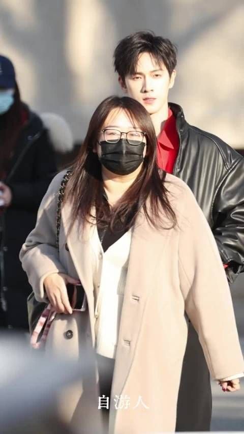 李昀锐春晚第四次联排路透，皮夹克红衬衣，小林今天好喜庆