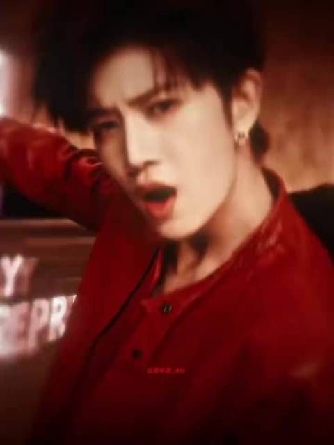 任嘉伦这次四专的氛围感直接拉满 就没有什么是任嘉伦做不好的，太优秀了