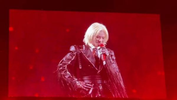 华晨宇深夜刷视频被粉丝感动落泪