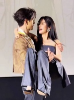 陈星旭卢昱晓亲密相拥笑意盈盈