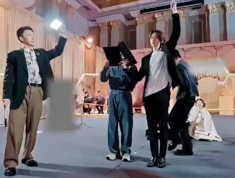 方一凡不愧是音乐剧的啊，唱起歌来汪铎以为要吃了他 真的太好笑了哈哈哈哈哈