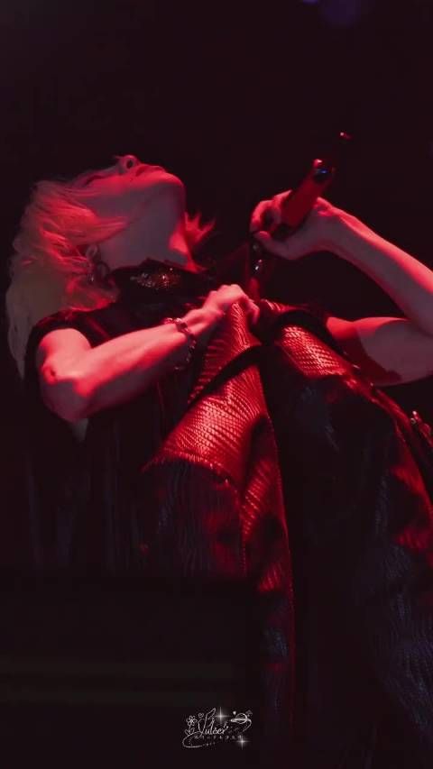 华晨宇演唱会频闪灯光下脱衣瞬间舞台张力拉满